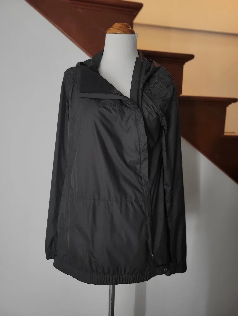lululemon Pack and Go Lightweight Hooded Windbreaker Jacket Black Size 8